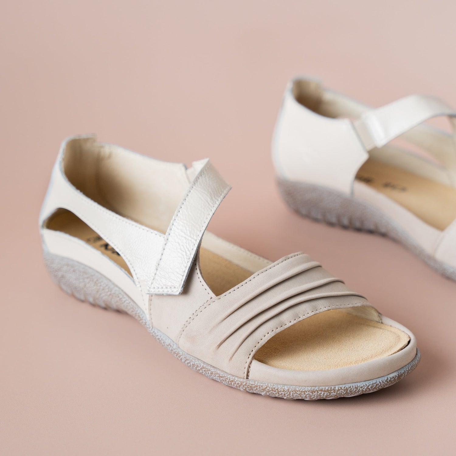 Block heel sandal with two adjustable straps