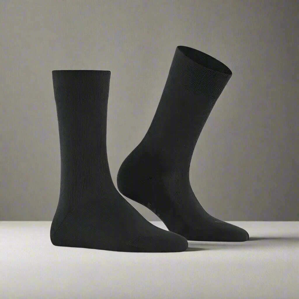 falke-sensitive-london-blacksocksfalkeplum-bottom-34270039