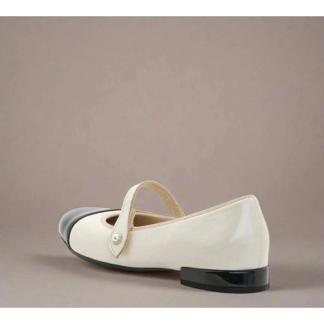 ARA - Sapphire, Flats, Ara, Plum Bottom