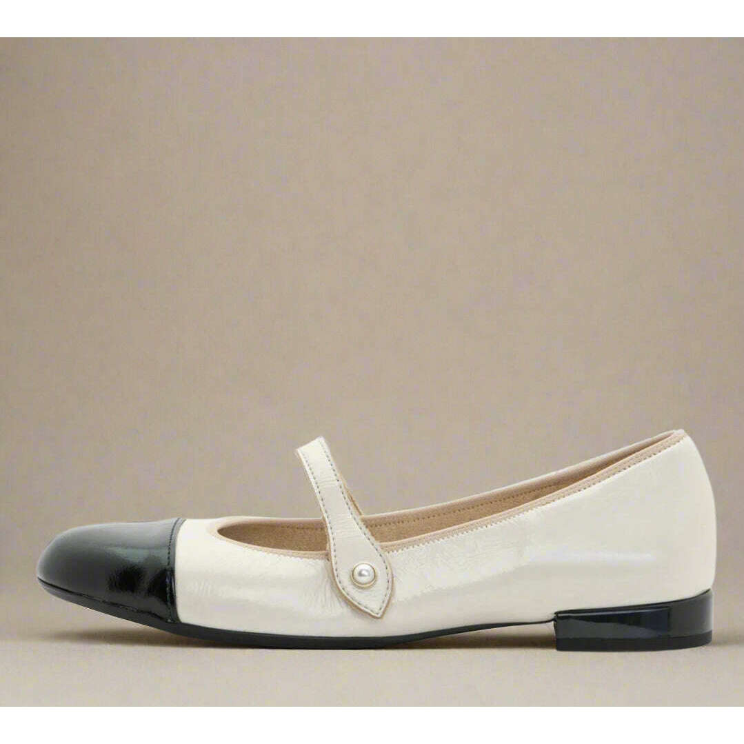 ARA - Sapphire, Flats, Ara, Plum Bottom