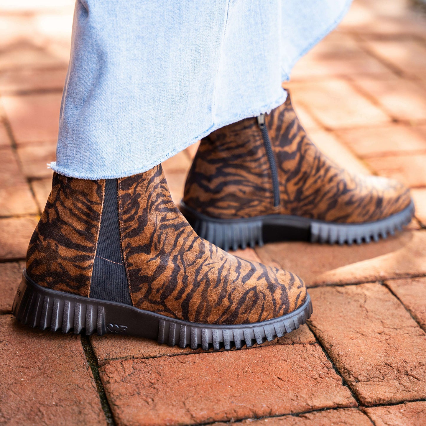 wonders-a-4404-zebra-print-chelsea-bootbootswondersplum-bottom-34464321