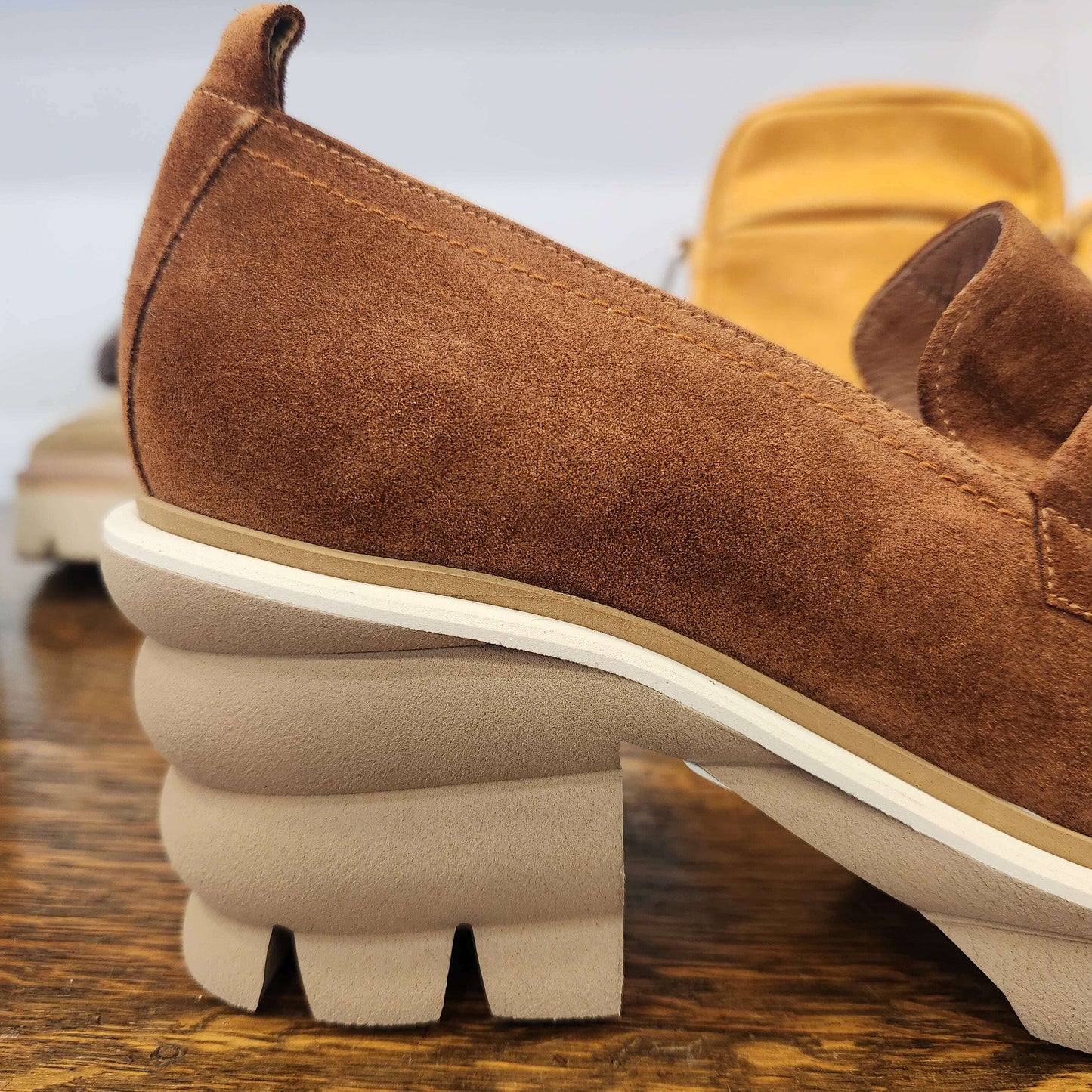 ezzio---53043---brown-suede-heeled-loaferloafersezzioplum-bottom-34464401