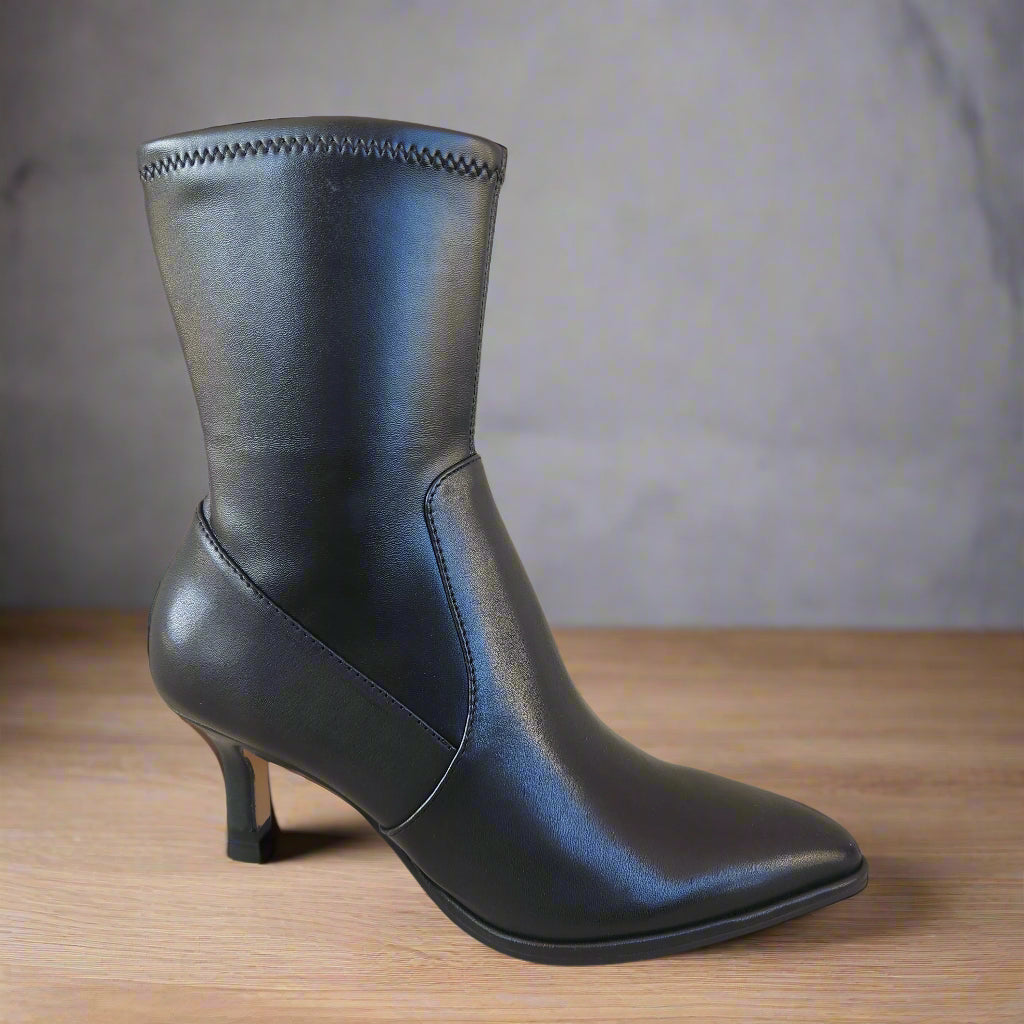 DOLCE VITA Amara in black leather or brown suede