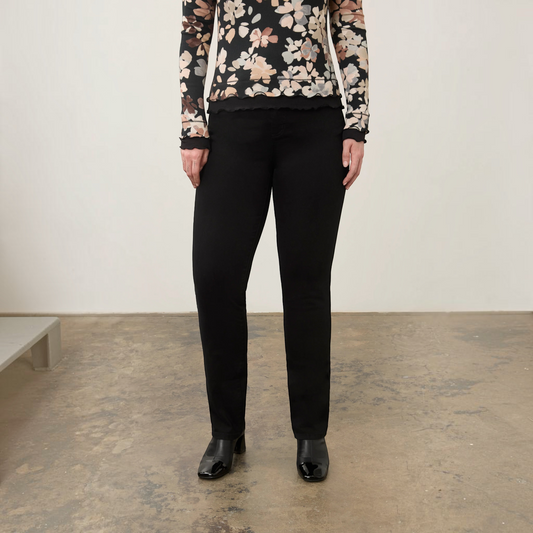 Plum Bottom FDJ Suzanne straight leg jeans in black worn with a floral long-sleeve top and black block-heel boots.