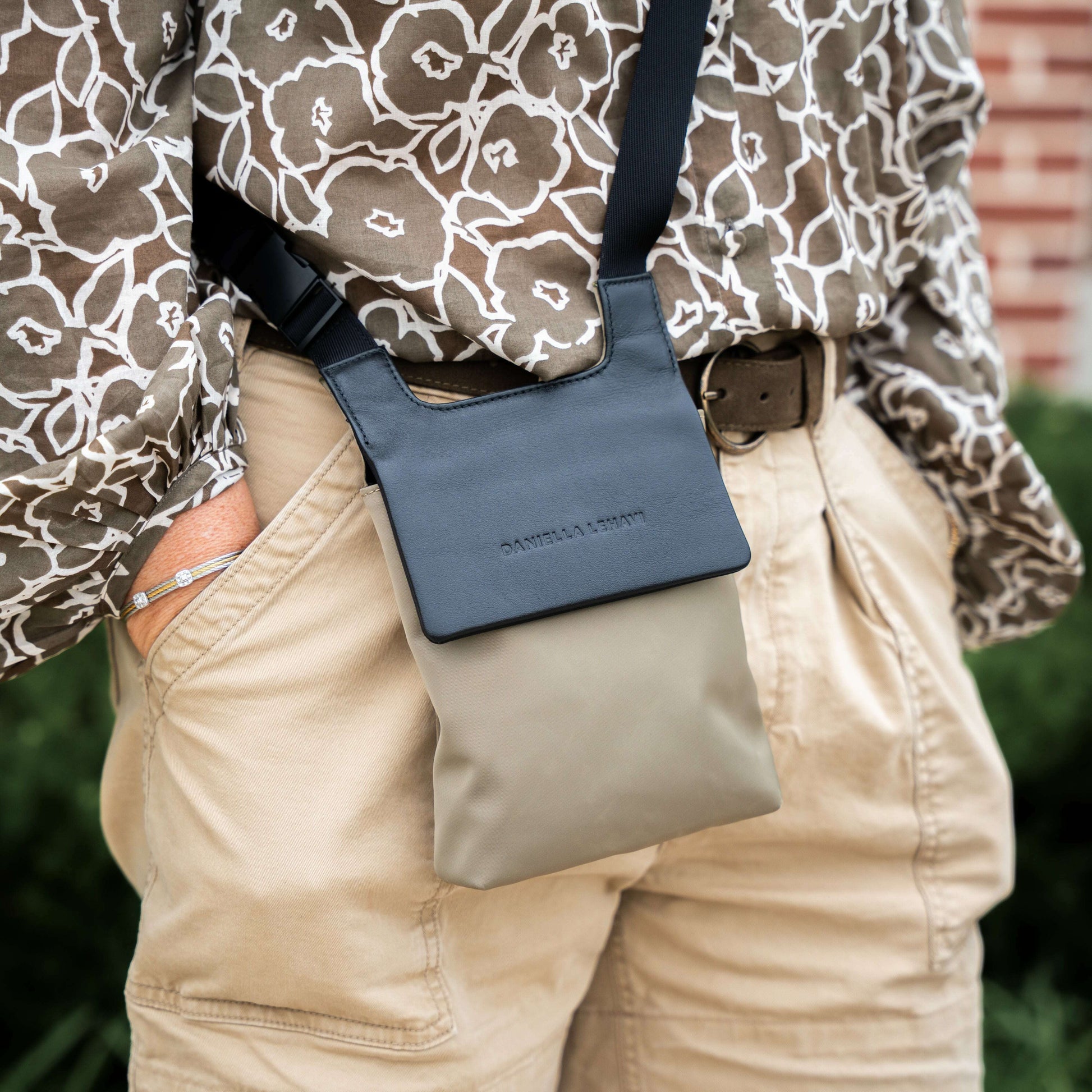 daniella-lehavi---porto-phone-pocket-bag---oliveaccessoriesdaniella-lehaviplum-bottom-34086407