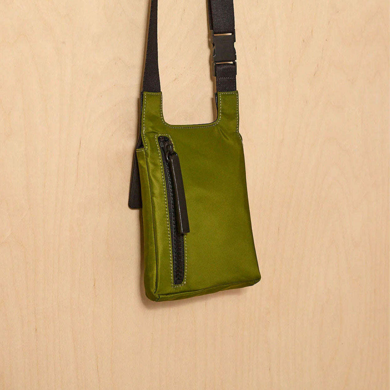 daniella-lehavi---porto-phone-pocket-bag---mossaccessoriesdaniella-lehaviplum-bottom-34270017