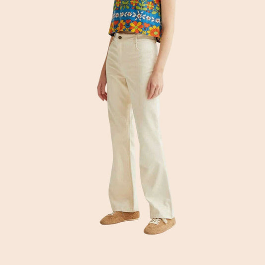 Plum Bottom COMPANIA FANTASTICA high-waisted off-white straight-leg denim jeans with front button and zip closure.