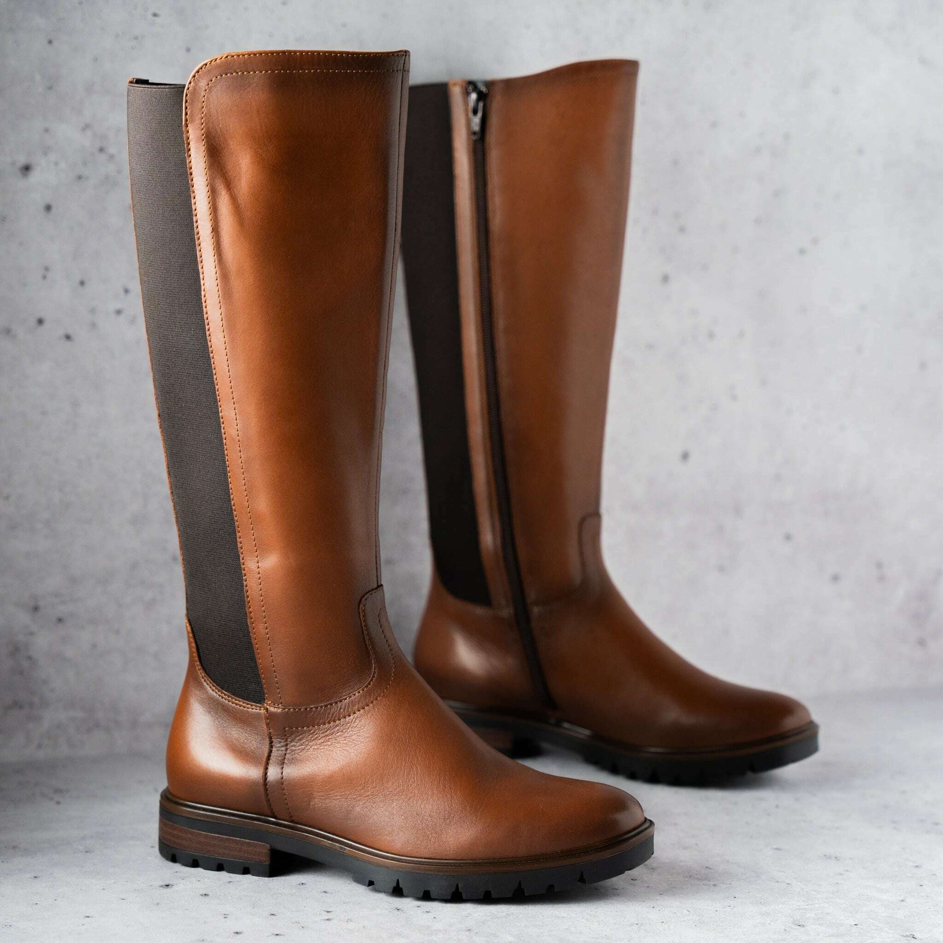 ERIC MICHAEL- Riley in Black & Tan | Plum Bottom