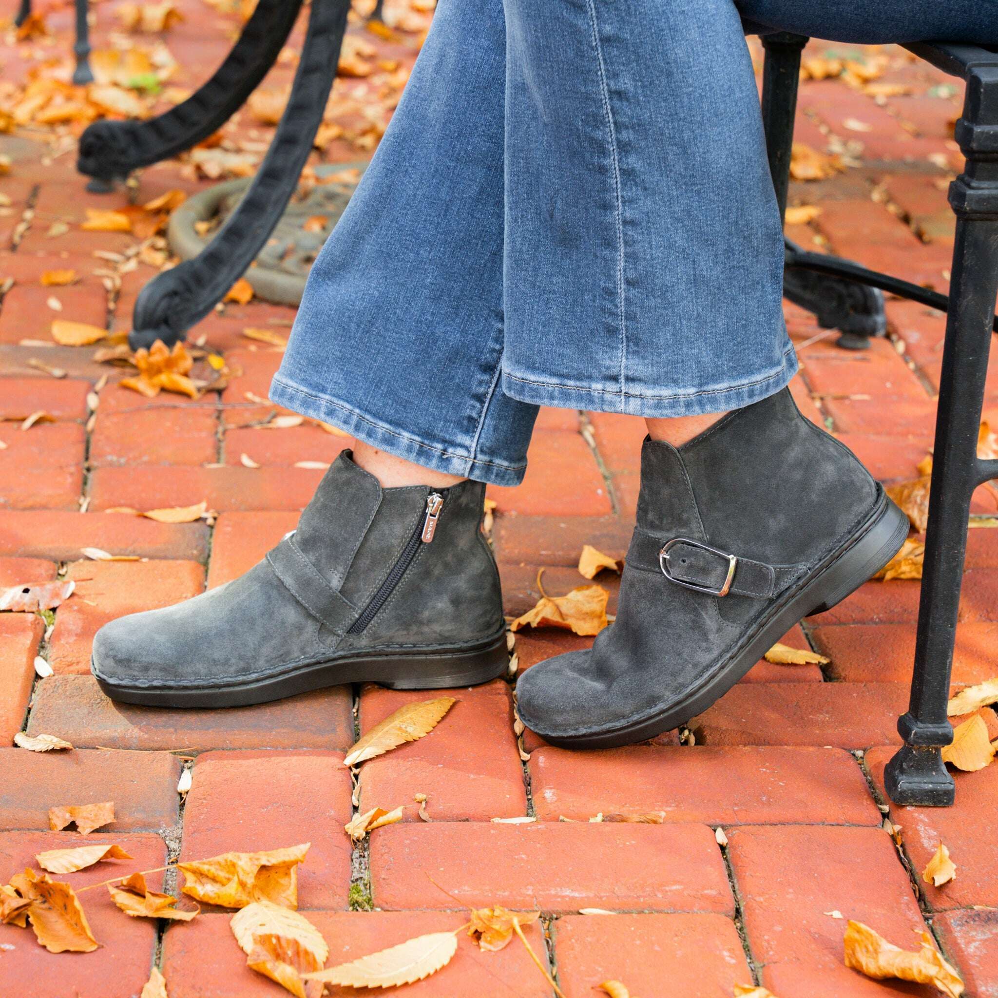 Naot Kolmer Flat Grey Suede Ankle Boots Charcoal Suede 38