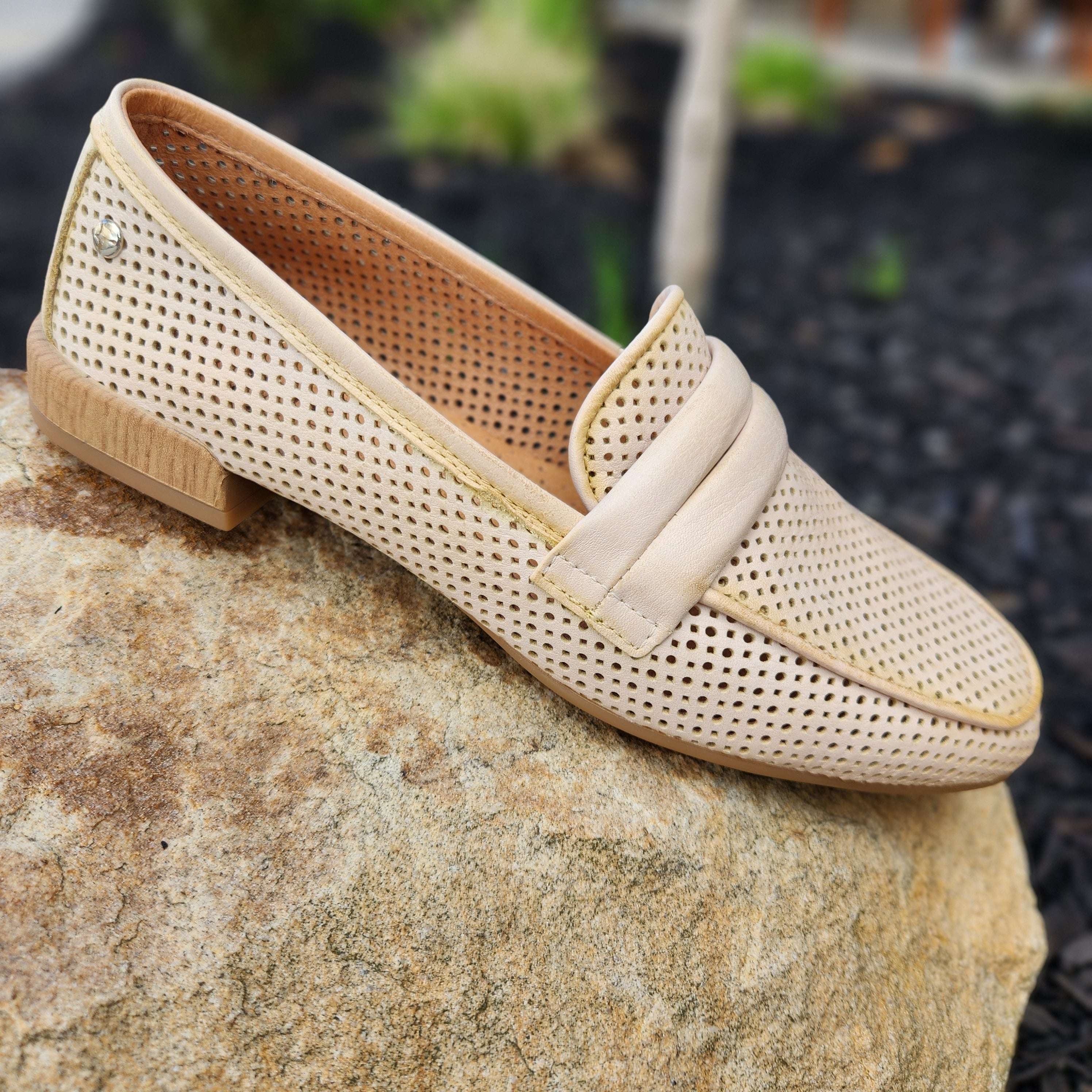 Lucky brand best sale perforated loafers