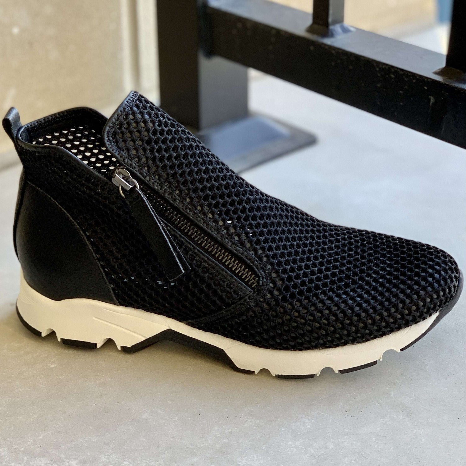 [All Black - Amazing Mesh Hi Top], [SNEAKER], [ALL BLACK], [Plum Bottom].