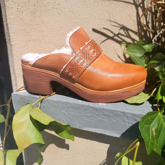 Antelope - Lola, Slides, Antelope, Plum Bottom